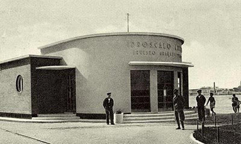 Hidroavionska postaja "Ernesto Grammaticopulo" na pulskoj rivi, kasnije uništena u anglo-američkim bombardiranjima (autorov privatni arhiv)